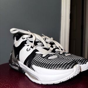 Nike Black and White Sneakers Modern Athletic Design